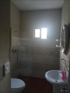 サンティアゴ・デ・ロス・カバリェロスにあるNew apartment close to everythingのバスルーム(シャワー、トイレ、シンク付)