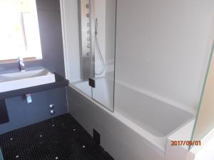 een badkamer met een glazen douche en een wastafel bij Villa Lux - 5O in Luz de Tavira +24 foto's