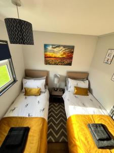 pokój z 2 łóżkami w pokoju w obiekcie 44 Sundowner Hemsby w mieście Great Yarmouth