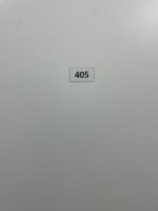 um relógio com o número nele em Apartamento Pensamento Inédito 55 em Lisboa
