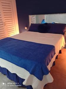 uma cama azul e branca num quarto em Villa vue sur Océan em Las Terrenas