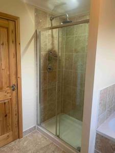 una doccia con porta in vetro in bagno di Stornoway Holiday Let a Stornoway