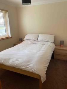 מיטה או מיטות בחדר ב-Stornoway Holiday Let