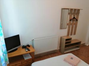 a room with a desk with a television and a mirror at Vila Puskin - Eforie Sud in Eforie Sud