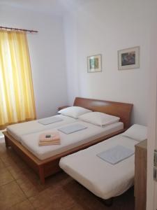 a bedroom with two beds and a window at Vila Puskin - Eforie Sud in Eforie Sud