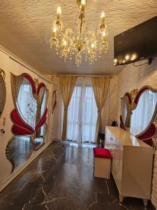 Willa Aurelcia في سفينويتشي: غرفة معيشة فيها ثريا وطاولة