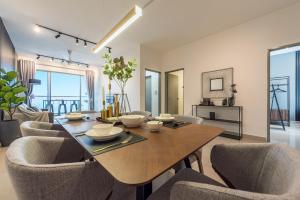 - une salle à manger avec une table et des chaises dans l'établissement Serene Modern Family Retreat(2-7 pax)&Sunrise View, à Cameron Highlands