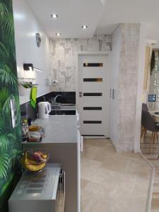 eine Küche mit einer Theke mit einer Schüssel darauf in der Unterkunft Apartament SUNNY in Gdynia
