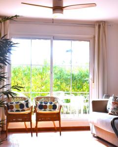 uma sala de estar com duas cadeiras e uma grande janela em VERALID Gran terraza, Wi Fi y AC en Puerto Rey em Vera
