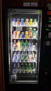 um frigorífico cheio de garrafas de refrigerante em Stylish warm apartment em Villach