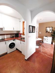 Kitchen o kitchenette sa VERALID Gran terraza, Wi Fi y AC en Puerto Rey