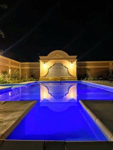 uma piscina iluminada de azul à noite em Luna de Cafayate Hotel Boutique em Cafayate