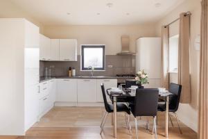 Kitchen o kitchenette sa Charming Two-Bedroom Retreat in Morden SM4, London