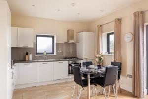 Charming Two-Bedroom Retreat in Morden SM4, London tesisinde mutfak veya mini mutfak