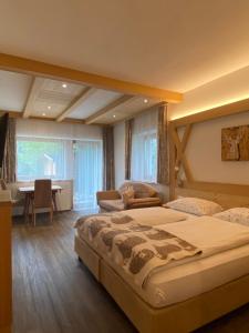 a bedroom with a large bed and a table at Apartments Chalet Ciufdlton in Colfosco