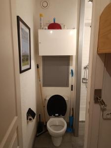 a small bathroom with a toilet with a black seat at Studio au pied des pistes avec vue sur la montagne in Mieussy