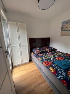 - une chambre avec un lit et une couette colorée dans l'établissement BLUE BAY, à Mosty