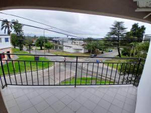 un balcón abierto con vistas a la calle en Departamento en Paraná