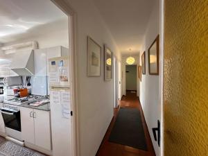 Kuchyňa alebo kuchynka v ubytovaní Apartamento con jardín a 11 metros de la playa. B1.