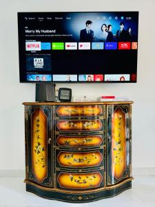 un televisor con una pantalla de perritos calientes en un stand en Princess Palace Larvotto Beach Monte-Carlo en Montecarlo