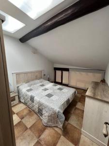 a bedroom with a bed in a room with a ceiling at Apartamento dúplex en Sangüesa de 3 dormitorios y 2 baños in Sangüesa