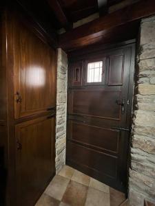 a hallway with a large wooden door and a window at Apartamento dúplex en Sangüesa de 3 dormitorios y 2 baños in Sangüesa