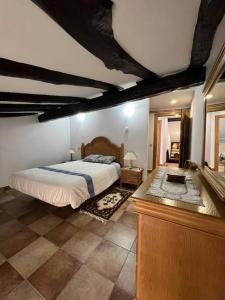 a bedroom with a king sized bed in a room at Apartamento dúplex en Sangüesa de 3 dormitorios y 2 baños in Sangüesa