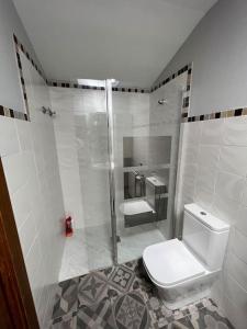 a white bathroom with a toilet and a shower at Apartamento dúplex en Sangüesa de 3 dormitorios y 2 baños in Sangüesa