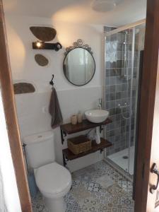 La Casa de Arriba, private rooms in Teror, Gran Canaria的一间浴室