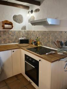 La Casa de Arriba, private rooms in Teror, Gran Canaria的厨房或小厨房