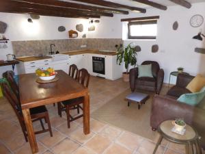 La Casa de Arriba, private rooms in Teror, Gran Canaria的厨房或小厨房