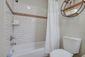 La salle de bains est pourvue de toilettes, d'une baignoire et d'une douche. dans l'établissement Tomball Cypress Hidden Gem, à Tomball