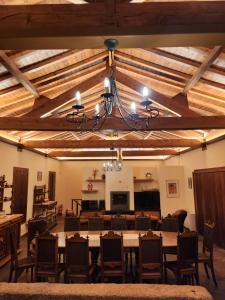 een grote eetkamer met een tafel en stoelen bij Casa do Lagar in Alvarenga