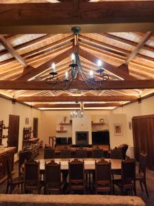 una grande sala da pranzo con tavolo e sedie di Casa do Lagar ad Alvarenga