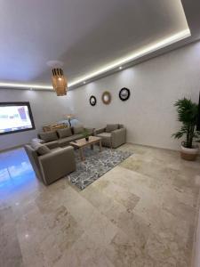 sala de estar con sofá y mesa en Brand New Modern 2 BR Apartment with Swimming Pool, Netflix & IPTV en Marrakech