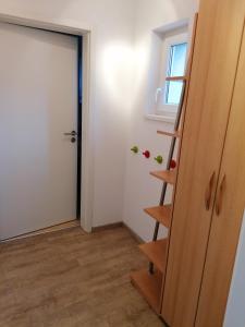 Habitación con puerta blanca y escalera en Fewo Halbe Tanne, en Schonach