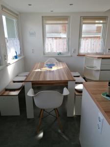 cocina con mesa de madera y silla blanca en Fewo Halbe Tanne, en Schonach