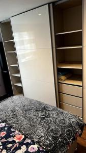 un armario con tocador y una cama en una habitación en Comfy apartment, en Londres