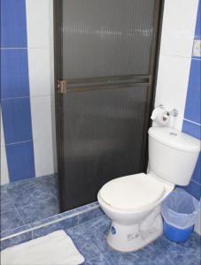 ネイバにあるHOTEL DINASTIA REAL NEIVAのバスルーム(トイレ、シャワー付)