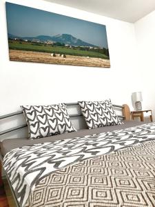 ein Schlafzimmer mit einem Bett und einem Wandgemälde in der Unterkunft Apartment Sakvice 390 in Šakvice