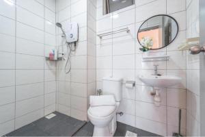 une salle de bain blanche avec toilettes et lavabo dans l'établissement Serene Modern Family Retreat(2-7 pax)&Sunrise View, à Cameron Highlands 29 autres photos