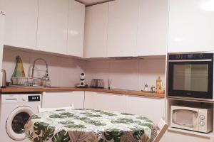 - une cuisine avec une table et un lave-linge dans l'établissement Cosy apartment Paris + Disneyland, à Limeil-Brévannes
