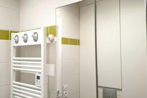 La salle de bains est pourvue d'une douche avec une porte en verre. dans l'établissement Cosy apartment Paris + Disneyland, à Limeil-Brévannes