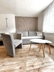 ein Wohnzimmer mit einem Sofa und einem Tisch in der Unterkunft Apartment Sakvice 390 in Šakvice