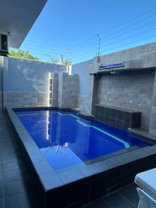 ein Pool mit blauem Wasser in einem Haus in der Unterkunft Hotel Ipanema Beach by Majestic in Salinas