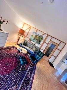 ゼーフェタールにあるApartment Hölderlinのソファとラグのあるリビングルーム