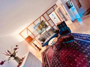 ein Wohnzimmer mit einem Sofa und einem Tisch in der Unterkunft Apartment Hölderlin in Seevetal