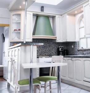 Kuchyň nebo kuchyňský kout v ubytování Kouros Cozy Home