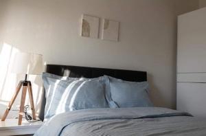 Postel nebo postele na pokoji v ubytování Kouros Cozy Home
