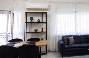 Posezení v ubytování Kouros Cozy Home